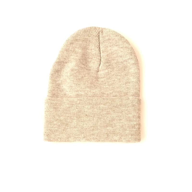 Bonnet beige chiné à large revers, vu de face sur fond blanc.