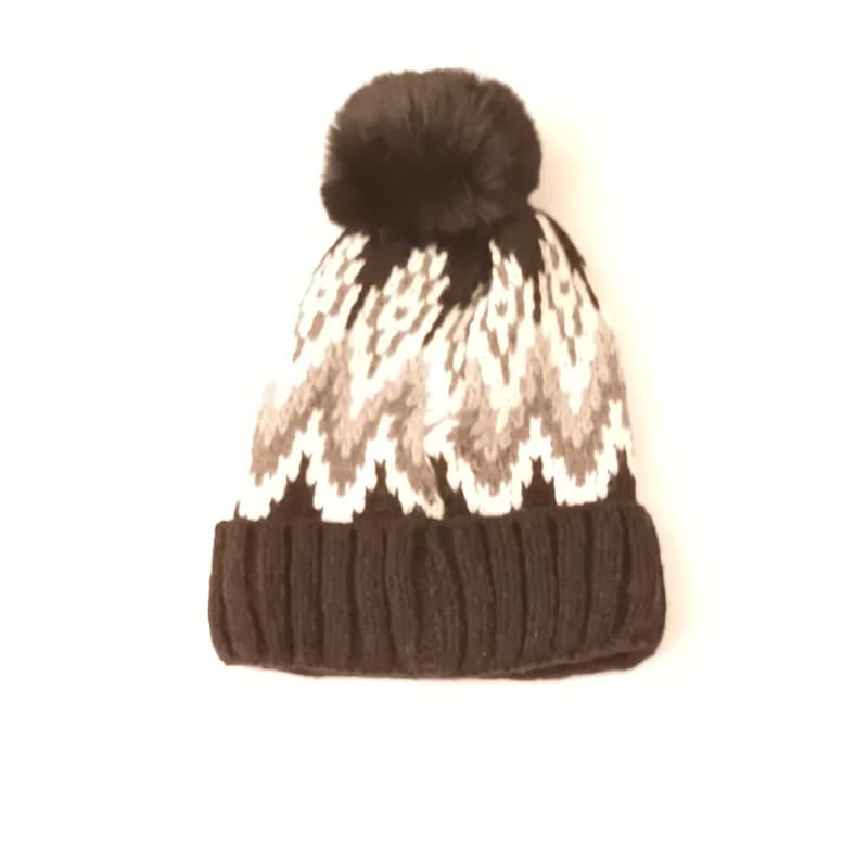 Bonnet jacquard nordique marron, blanc et beige à pompon, vu de face sur fond blanc.